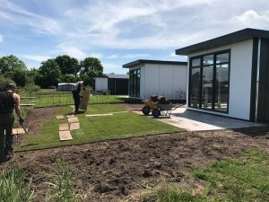 Gras aanleggen door hoveniers