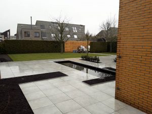 Moderne achtertuin met vijver