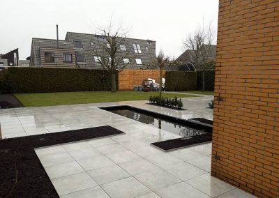 Moderne achtertuin met vijver